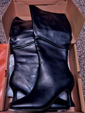 Women's Black Knee-High Pointed-Toe Heeled Boots